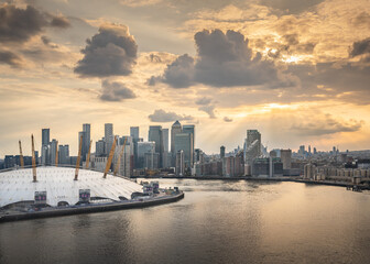 Fototapeta premium The skyline of Canary Wharf and the O2 taken from the cable car at sunset
