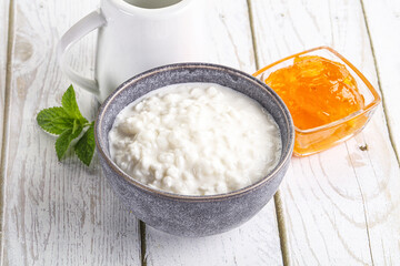 Grain curd with cream and jam