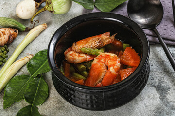 Prawn with asparagus and spices