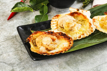 Griiled scallops in shell with cheese