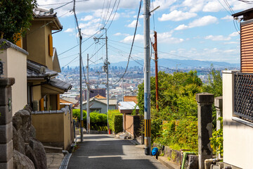 東大坂の住宅地から見える大坂の街並み