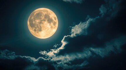 Obraz premium Mysterious full moon in a dark sky with clouds