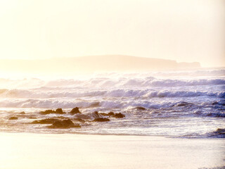 La luz llena la costa con una luz muy bonita en la playa de Santander