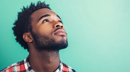 Obraz premium Thoughtful Man Gazing Upward with Contemplative Expression