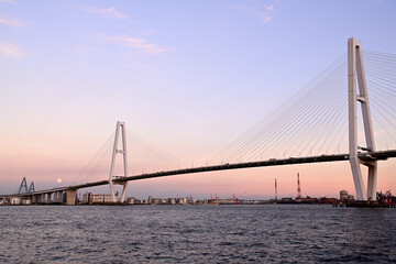 Obraz premium 中秋の名月と名港トリトン