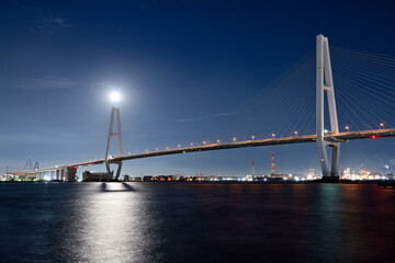 Obraz premium 中秋の名月と名港トリトン