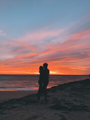 Fototapeta premium Couple During Sunset On A Beach In Hawaii