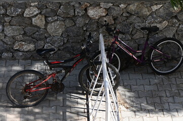 Obraz premium Old bicycles. Several old worn out bicycles on the street.