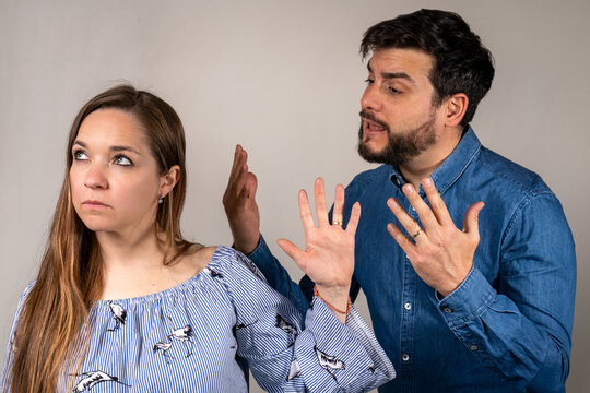 Pareja discutiendo y argumentando en se&ntilde;al de ruptura y separaci&oacute;n
