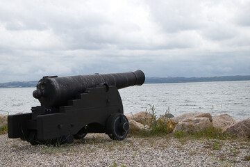 historische Kanone am Meer