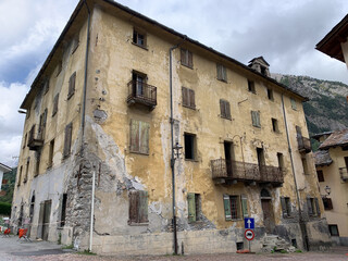 Edificio abbandonato in avanzato stato di degrado