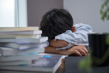 高校受験など、テストが大変でやる気をなくす子ども　顔無し