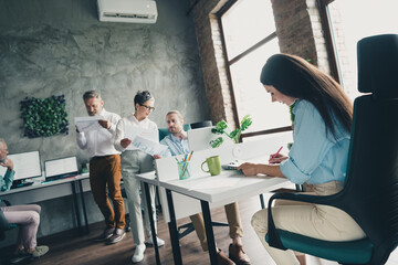 Obraz premium Full length photo of teamwork startup partners people coworking comfortable nice creative startup office loft room interior