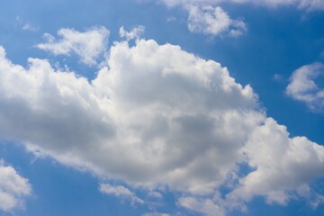 Fototapeta premium The white clouds in the blue sky.