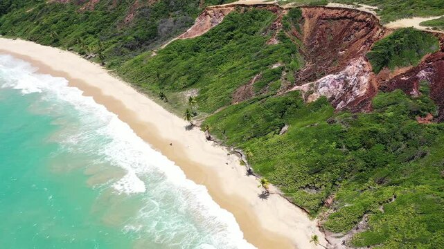 Praia de Coqueirinho no litoral sul do Estado da paraiba - Nordeste - Brasil visto de cima com drone 4k