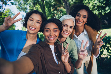 Photo portrait of happy multi generational women take selfie photo v-sign having fun together multiracial friends outdoor city park