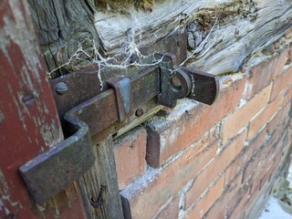 Altes verrostetes Schloss an einer Scheune - Old rusted lock on a barn