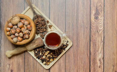 Bandeja de madera con té, estrellas de anís y frutos secos