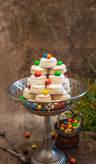 Fondo navideño con una pirámide de galletas de campanillas de invierno con bolas de colores y ramas de abeto. Vista lateral