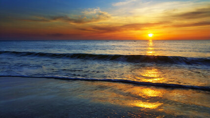 Fototapeta premium Blurred bokeh of a sunrise over a calm ocean