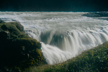 アイスランドのGullfossの滝の美しい滝と虹