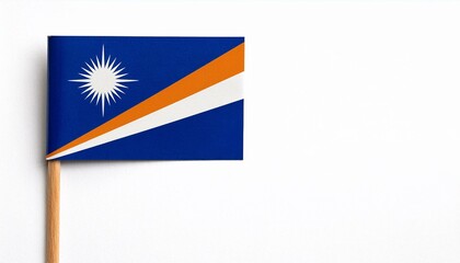Obraz premium 小さな紙のマーシャル諸島共和国の国旗（small paper Marshall Islands flag） 