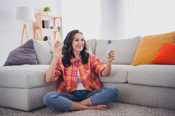 Obraz premium Photo of positive good mood woman dressed shirt waving arm hi video call modern gadget indoors house apartment room