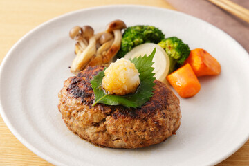 大根おろしを乗せた和風のハンバーグ