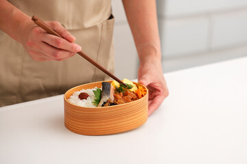 お母さんがキッチンでお弁当を作るシーン