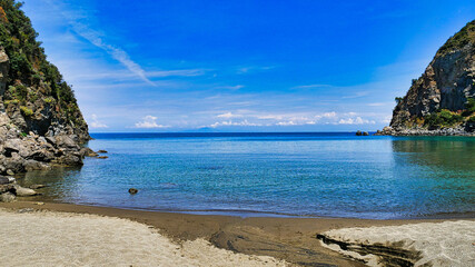 Bucht von Baia di San Montano, Badestrand auf Ischia	