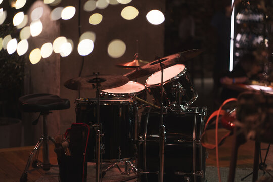 Perkusja w klimatycznej ciemnej restauracji 