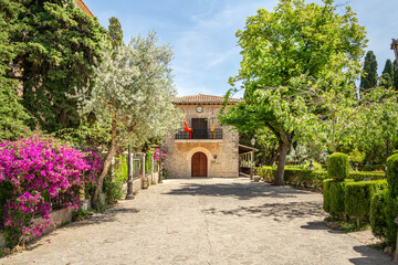 Fototapeta premium Gebäude auf einem Platz in Valldemossa auf der spanischen Baleareninsel Mallorca 