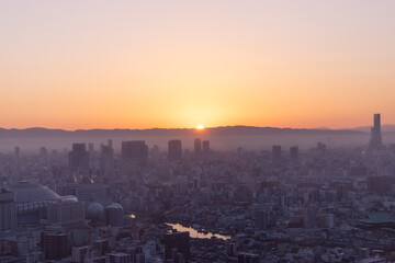 展望台から見えた日の出と早朝の大阪の都市風景