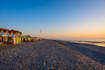 Coucher de soleil sur les cabine de plage et l'océan à Cayeux-sur-Mer