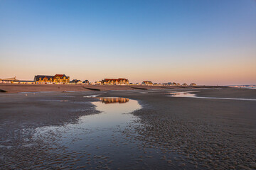 Coucher de soleil sur les cabine de plage et l'océan à Cayeux-sur-Mer