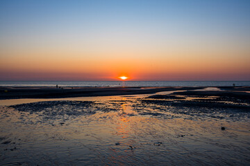 Fototapeta premium Coucher de soleil sur l'océan à Cayeux-sur-Mer