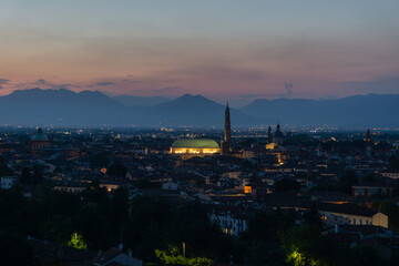 Naklejka premium Panoramic view of Vicenza at sunset in Veneto, Italy