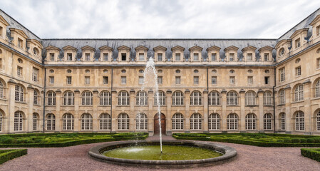 Les jardins du cloitre de l'ancienne abbaye du Val-de-Grâce, Paris, France