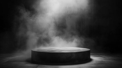Ciemne podium na czarnej podłodze, zanurzone w delikatnym dymie, tworzy intymne i tajemnicze tło. 