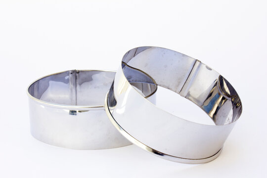 A circle stainless steel cake molding cutter, is designed for precise cutting and shaping of cakes, cookies, and other baked goods. The cutters have a seamless design, which means there are no seam li