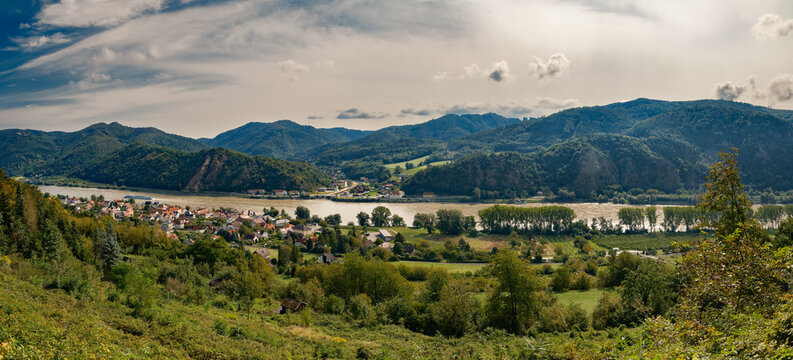 Morgendlicher Panoramablick vom "Welterbesteig Wachau" auf Aggsbach Markt, Aggsbach Dorf und das Donautal - Panorama aus 5 Bildern