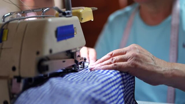 Mujer mayor cosiendo en una maquina antigua