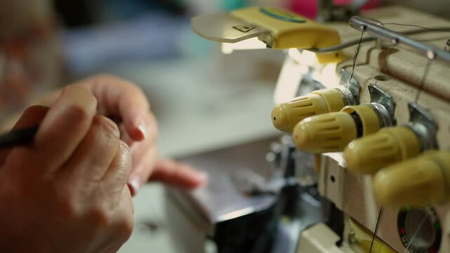 Abuelita enebrando la aguja de maquina de coser