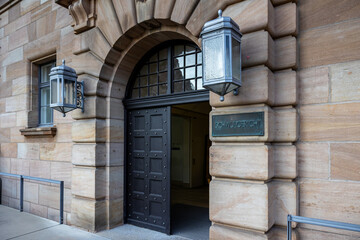 Das Bild zeigt den Eingang zum Schwurgericht in Nürnberg. 