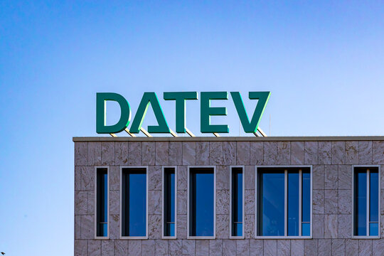 Das Bild zeigt das markante Logo von DATEV auf dem Dach eines modernen Geb&auml;udes in N&uuml;rnberg. 