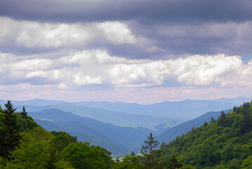 Naklejka premium Cloudy skies hanging over a view of the Great Smoky Mountains stretching to the horizon