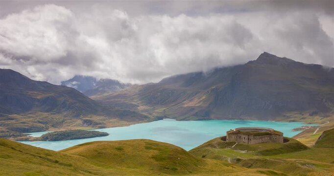 L'automne arrive au dessus du Lac du Mont-Cenis en Savoie
