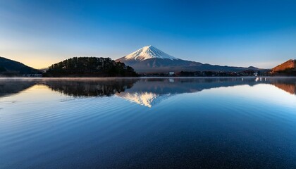風のない朝、鏡のように澄んだ湖水面に逆さ富士が映り込む」周囲には紅葉した木々が湖畔を彩り、静寂な時間が流れている