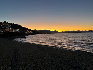 Atardecer en lago de San Carlos Bariloche, Argentina.