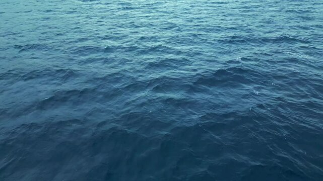 wellen des t&uuml;rkis-blauen mittelmeeres in kroatien aus der luft gefilmt